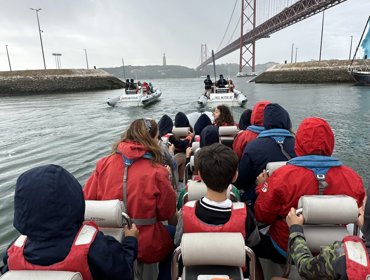 Crianças têm dia encantado ao avistarem golfinhos na barra do Tejo